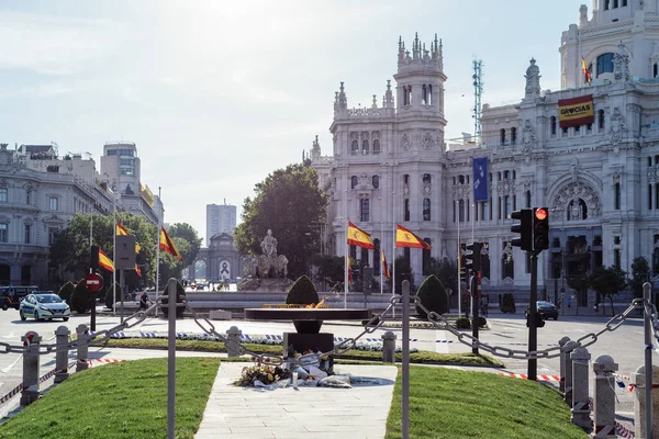 Denkmal der ewigen Flamme für die Opfer des Coronavirus in Madrid — Stockfoto