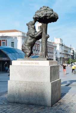 Madrid 'in Puerta del Sol Meydanı' ndaki Madrid 'in sembolü Ayı ve Çilek Heykeli