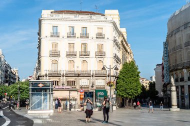 Madrid 'in tarihi merkezinde Puerta del Sol Meydanı manzarası