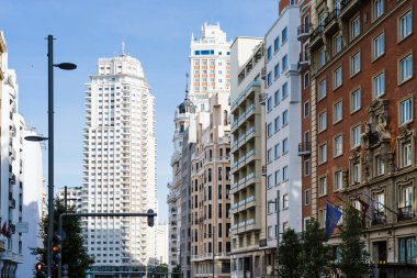 Gran Via Caddesi ve Madrid gökdeleni.