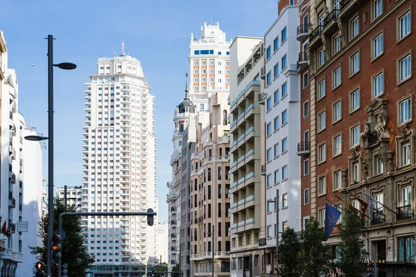 Gran Via Avenue e a torre do arranha-céu de Madrid — Fotografia de Stock
