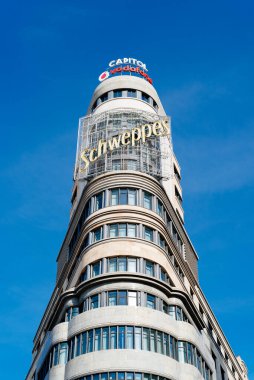 Madrid 'in ünlü Gran Via Bulvarı' ndaki Capitol binasının alçak açılı görüntüsü