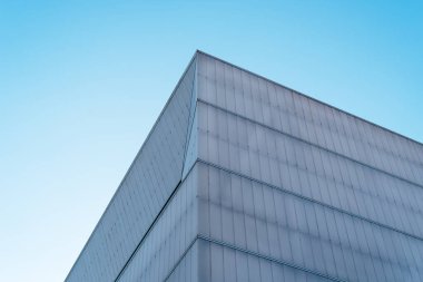 Mavi gökyüzüne karşı minimalist soyut modern mimari cephe