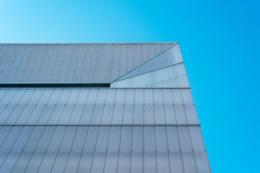 Mavi gökyüzüne karşı minimalist soyut modern mimari cephe