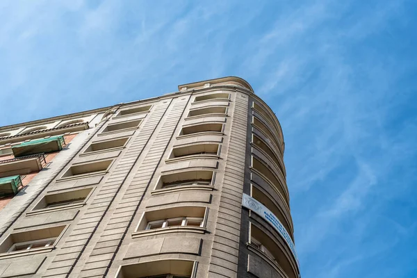 Laag uitzicht tegen de hemel van het gebouw in de beroemde Gran Via Avenue van Madrid — Stockfoto