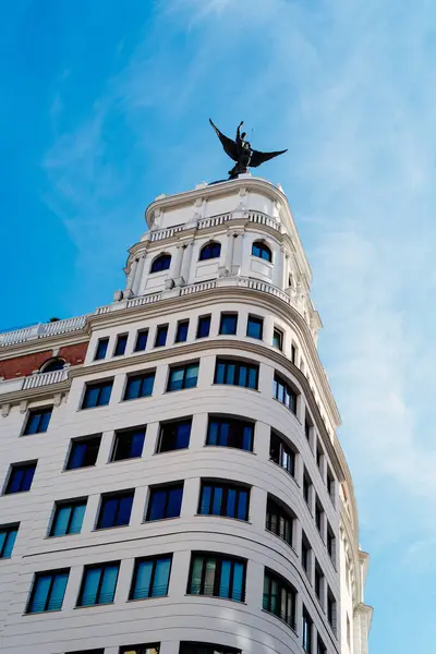 Vista de bajo ángulo contra el cielo del edificio en la famosa Gran Vía de Madrid — Foto de Stock