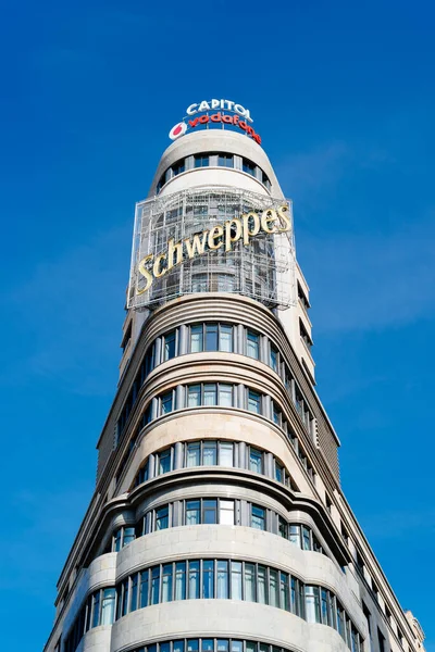 Blick gegen den Himmel des Kapitols in der berühmten Gran Via Avenue von Madrid — Stockfoto