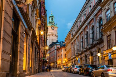 Stockholm 'deki Gamla Stan' de boş kaldırımlı cadde manzarası
