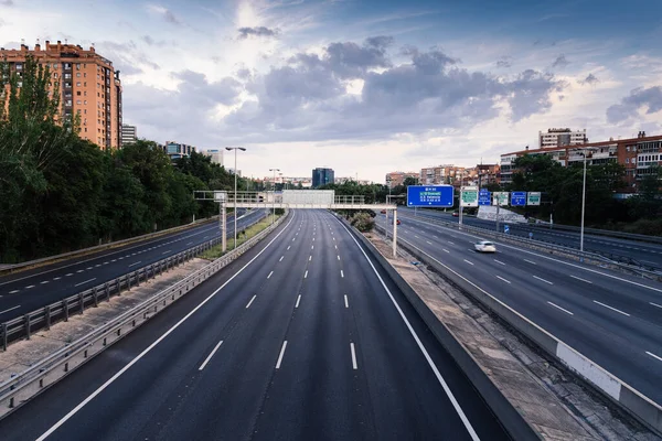 Autoroute M30 vide à Madrid pendant l'épidémie pandémique COVID-19 et la quarantaine — Photo
