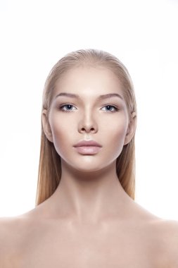 Doğal makyaj ile genç sarışın