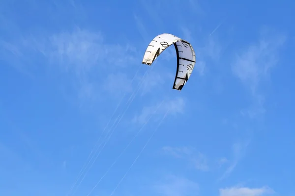 Svart och vitt kite på en blå himmel — Stockfoto