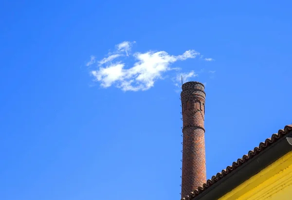 イタリアの城の塔の上に偽の煙 — ストック写真