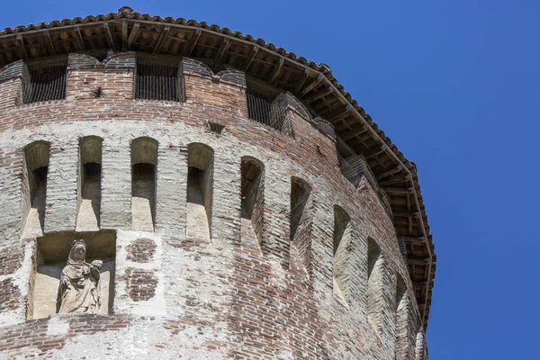 푸른 하늘에 중세 이탈리아 성 타워 — 스톡 사진