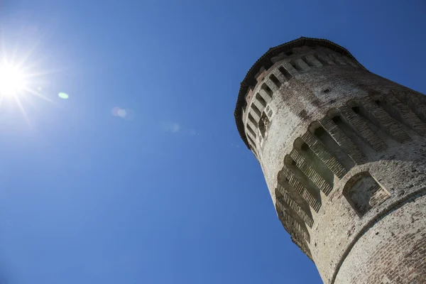 Wieża zamku średniowieczny włoski na błękitne niebo — Zdjęcie stockowe