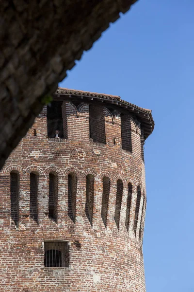 푸른 하늘에 중세 이탈리아 성 타워 — 스톡 사진