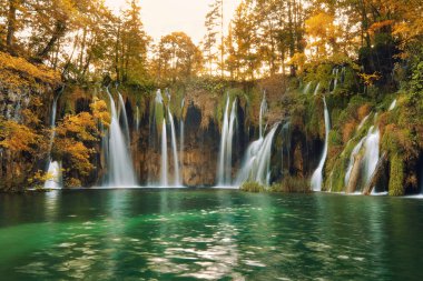 Plitvice orman göl ve şelaleler Sonbahar sezonu