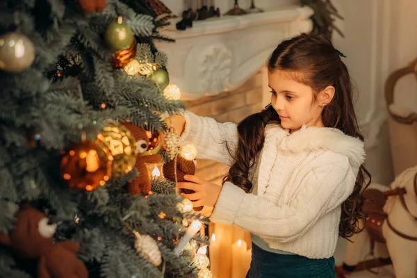 Happy child decorating Xmas tree — Stock Photo, Image