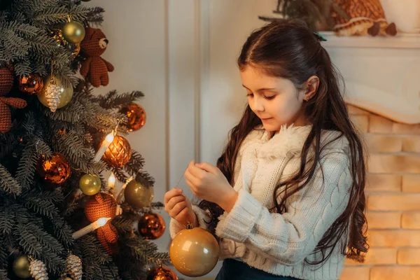 Happy child decorating Xmas tree — Stock Photo, Image