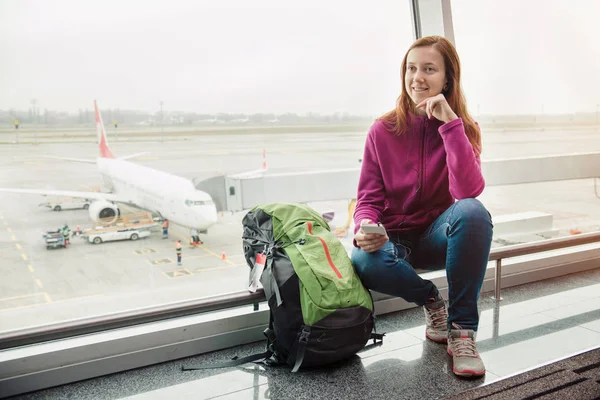 Uçuş için bekleyen ve havaalanında müzik kadın 