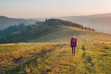 Genç kadın dağ sırt çantası ile hiking