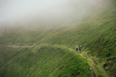 Arkadaş birlikte seyahat sisli dağda