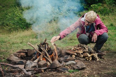  Dağ kampında kadın yapma yangın