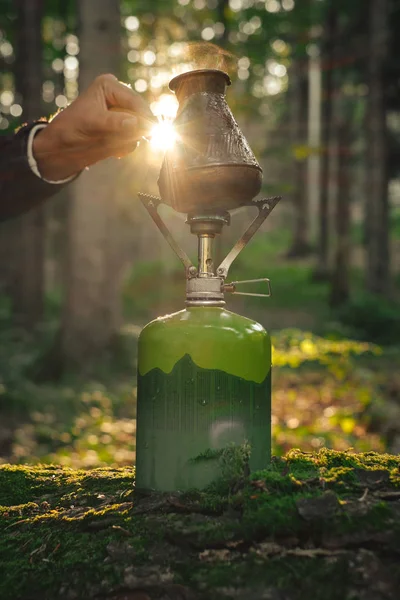 Femme touristique faisant du café frais dans la nature — Photo