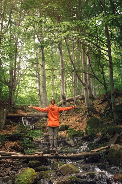 Joven mujer activa disfrutar de la naturaleza — Foto de Stock