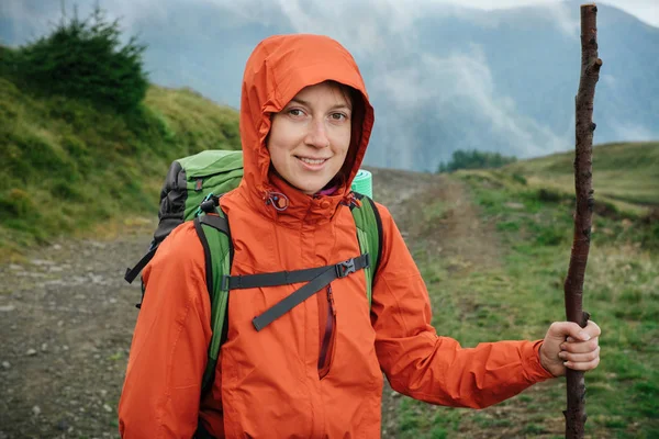 Mladá žena, turistika s batohem v hoře — Stock fotografie
