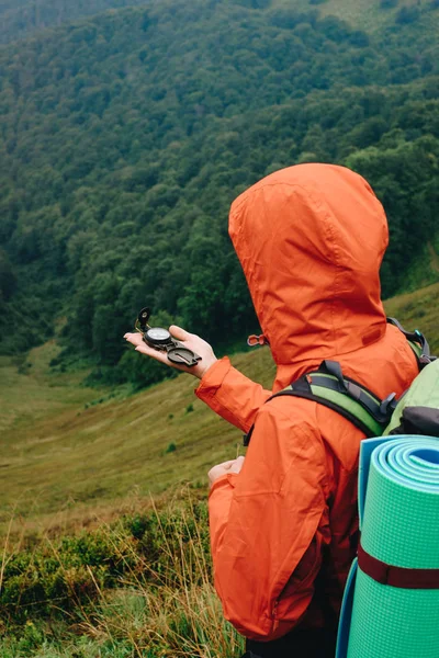 Mujer usando brújula mientras camina en la montaña — Foto de Stock