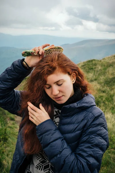 Femeia are grijă de părul ei în timp ce călătorește — Fotografie, imagine de stoc