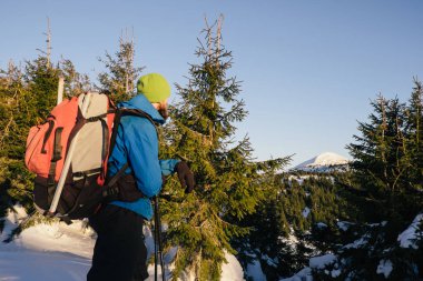 Adam güzel kış dağda hiking