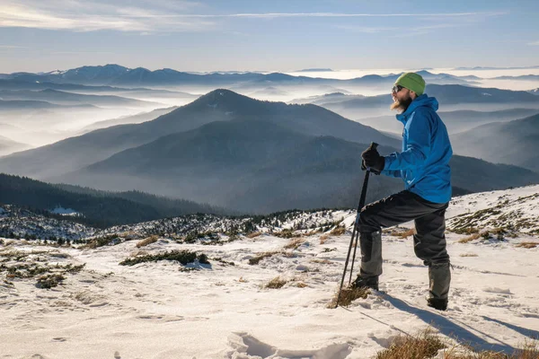 Wandelen in de prachtige winter mountain man — Stockfoto