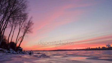Işıklı köprü ve gece Kiev şehir Timelapse