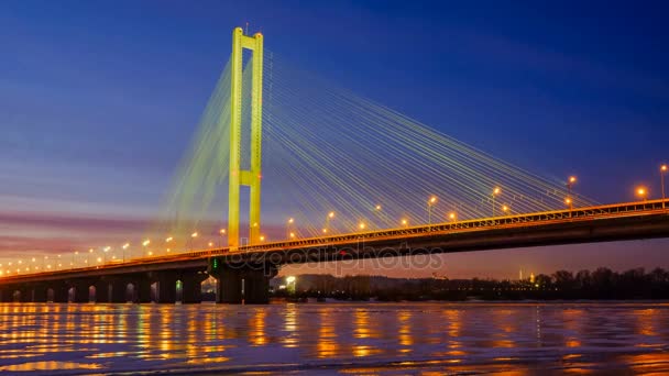 Timelapse z osvětlené most a město Kyjev noc — Stock video