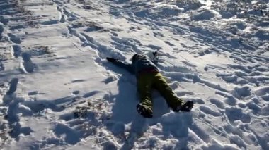 Kar üzerinde yalan ve having fun kadın