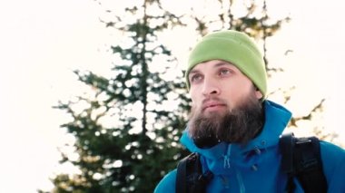 Kış orman turist adam portresi