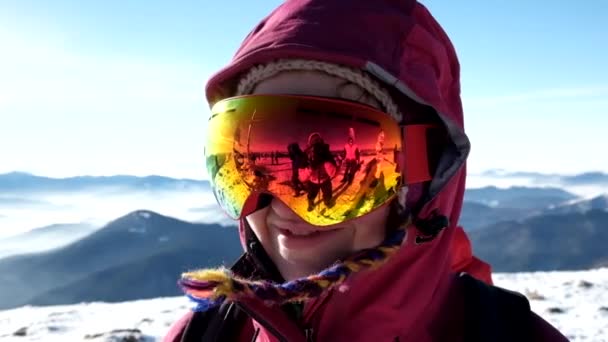 Senderismo mujer en hermosa montaña de invierno — Vídeo de stock