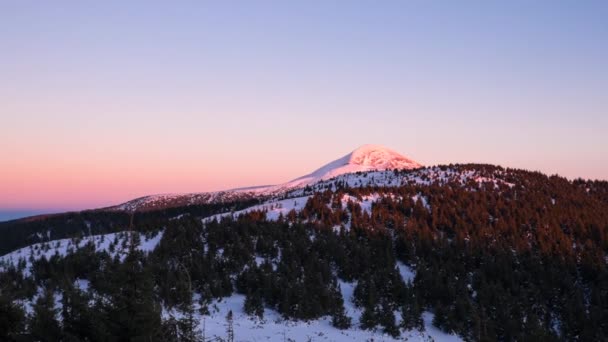 Collines d'hiver avec brouillard — Video