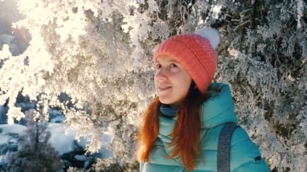 Щаслива жінка насолоджується зимовим лісом на заході сонця — стокове відео