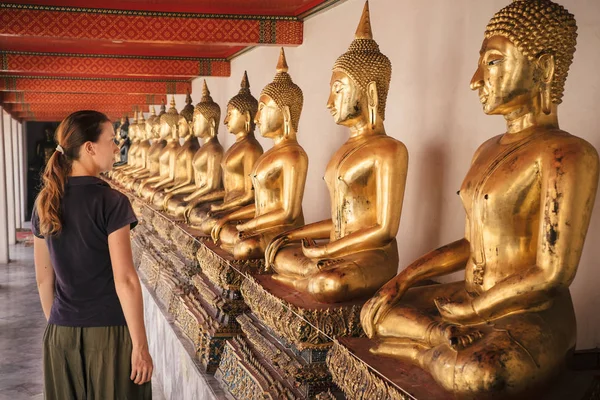 Tourist visiting at Wat Pho buddhist temple in Bangkok — Stock Photo, Image