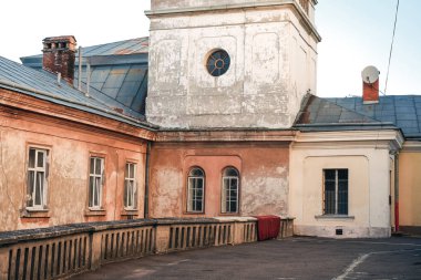 Eski Lvov şehir antik mimariye sahip rahat avluda