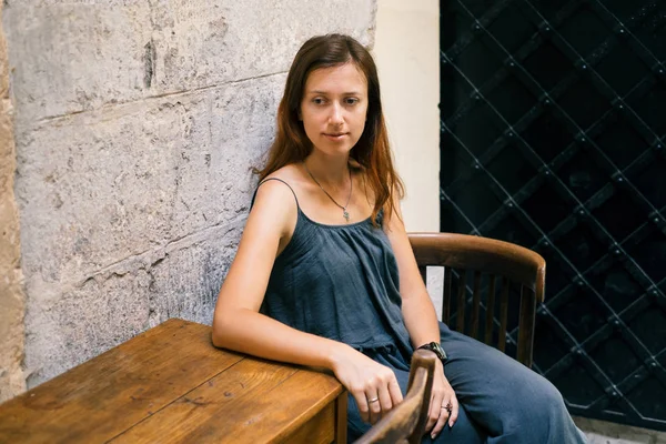 Женщина, сидящая в кафе в стиле минимализма — стоковое фото