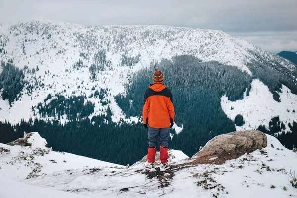 Het gevoel van vrijheid en geniet van prachtige winter bergen — Stockfoto
