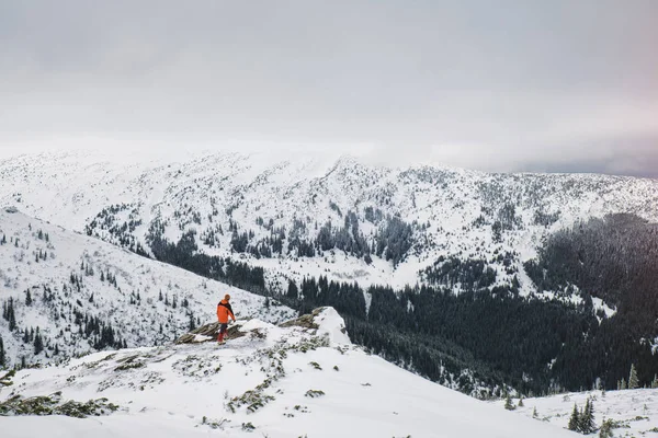 Adam güzel kış dağda hiking — Stok fotoğraf