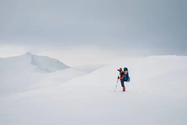 男人用背包和美丽的山雪徒步行 — 图库照片