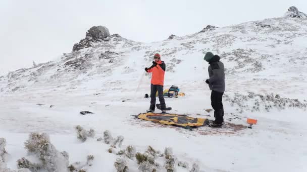 Проміжок часу розміщення намету в зимових горах — стокове відео