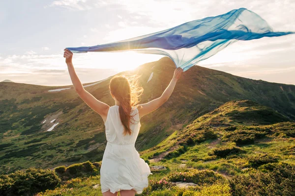 Mulher bonita sentir liberdade e desfrutar da natureza — Fotografia de Stock