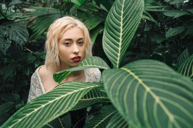 Moda portre sarışın saç ve mükemmel güzel genç