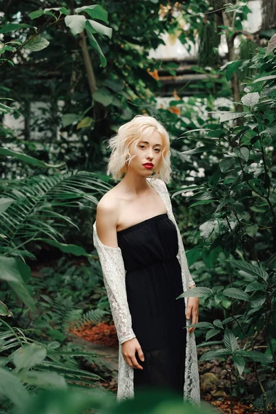 Fashion model posing in tropical botanic garden — Stock Photo, Image